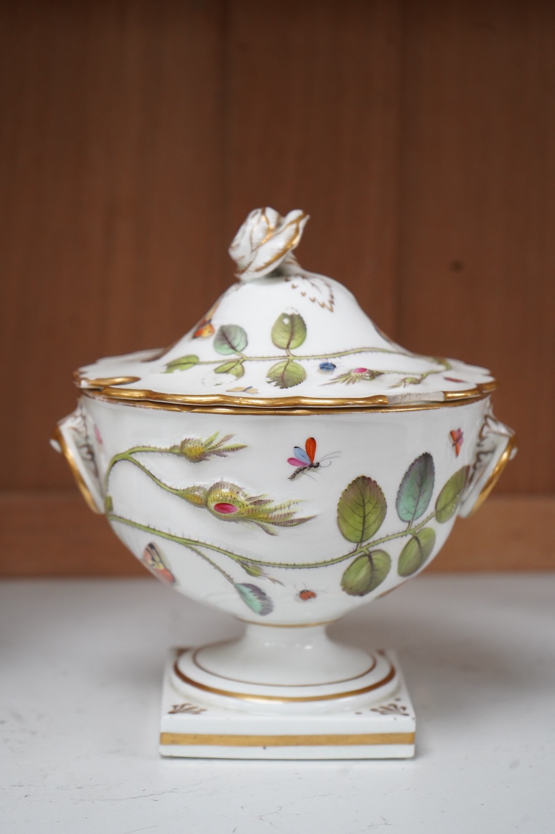 A Chamberlains Worcester Blind Earl pattern sauce tureen and cover, early 19th century, 18cm high